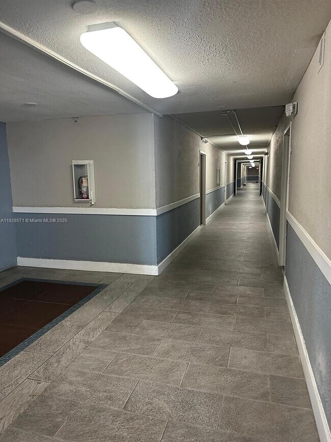 Foto del edificio - 496 NW 165th St
