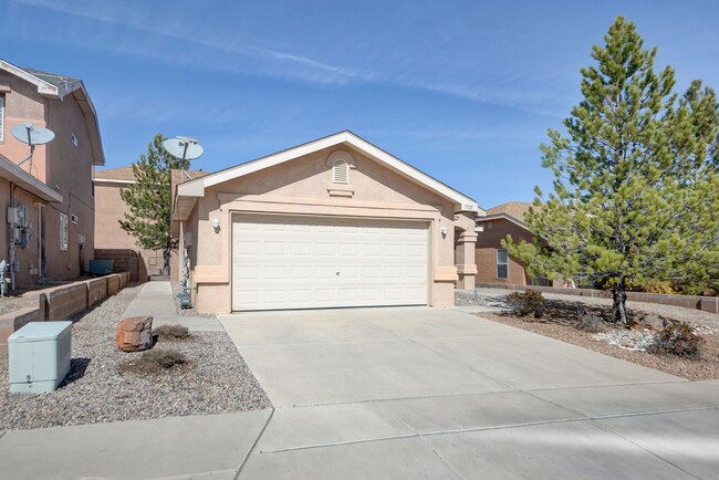 Building Photo - Amazing Three Bedroom in Ventana Ranch!