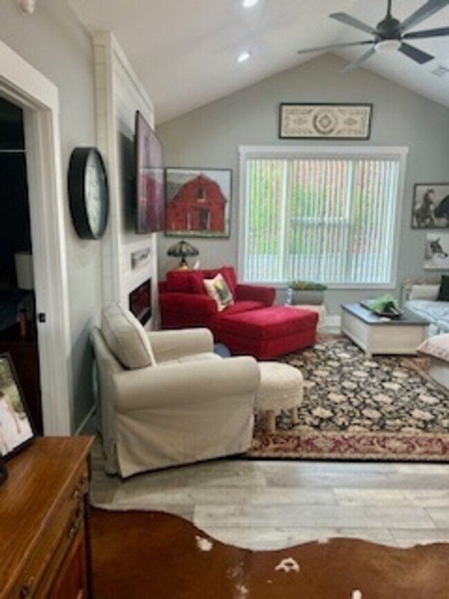 Foto del edificio - 154 Lakeshore Bay Dr