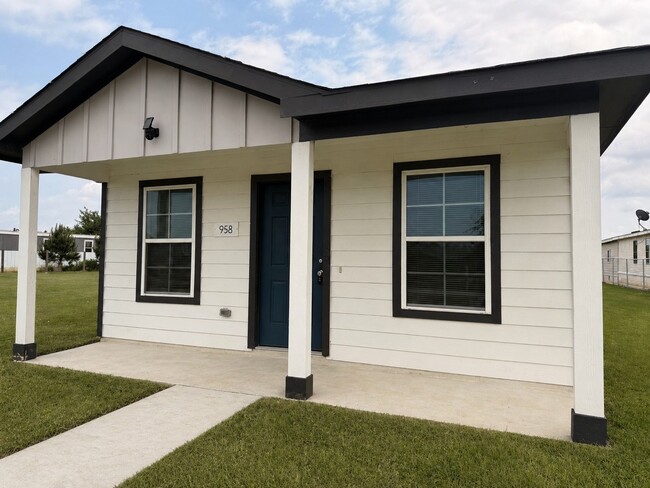 Building Photo - 958 Rd 5702