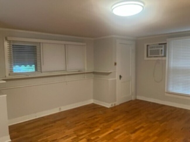 Foto del edificio - Jacks-1617 S 23Rd