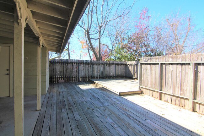 Foto del edificio - Walk to the Comal River, Schlitterbahn, & Downtown NB /1/1 Duplex with Courtyard! Includes Fridge...