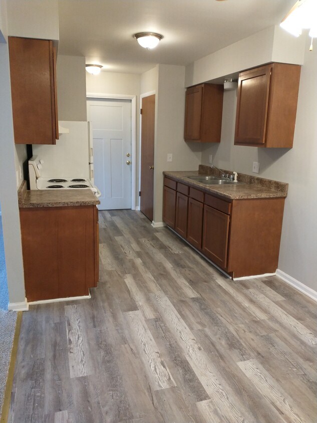 Cocina y puerta de entrada - 105 Blair Dr