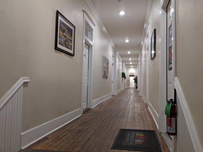 Building Photo - One Bedroom Loft Apartment Available in Hi...
