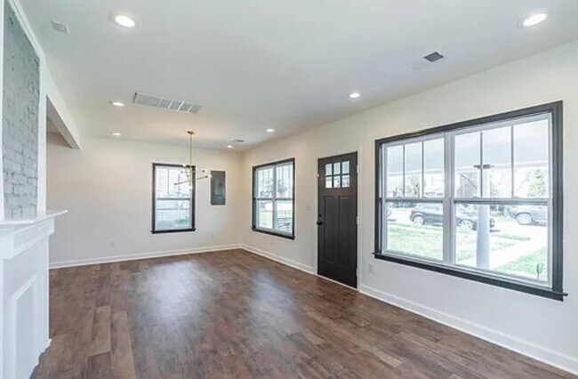 Foto del edificio - Fully Renovated 2BR/2BA with Garage – Walk to West Sixth & Legacy Trail