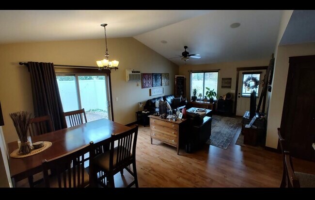 Foto del edificio - 2525 Lake Ct