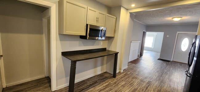 Building Photo - 115 E Conron Ave