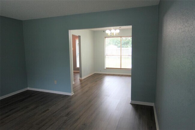 Foto del edificio - 4010 Spring Garden Dr