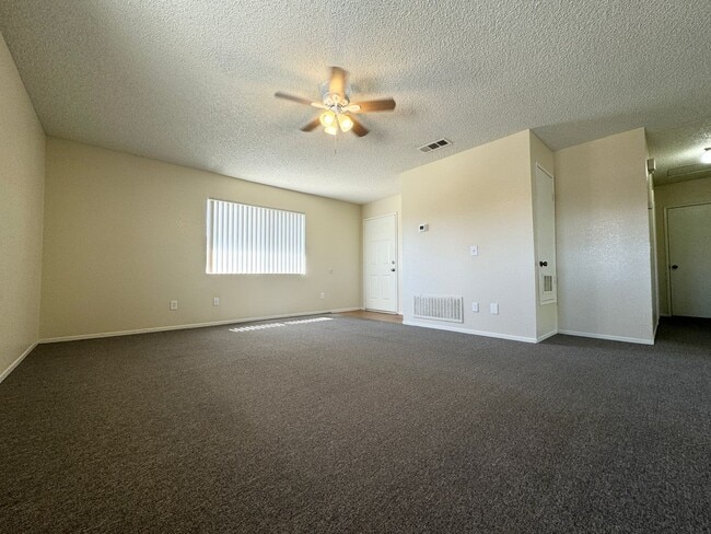 Building Photo - COMING SOON!! 2 Bedroom 2 Bathroom UPSTAIR...