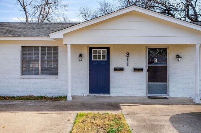 Foto del edificio - Charming 2 Bedroom Duplex in Westworth Village