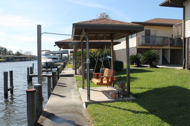 Swing seating area - 4638 Pontchartrain Drive