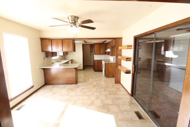 Building Photo - 1136 W Johnathan Way