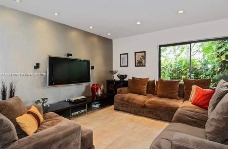 Foto del edificio - 2991 Lakewood Ln