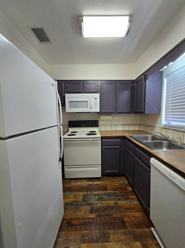 Building Photo - 2/1.5 in Foxmoor!