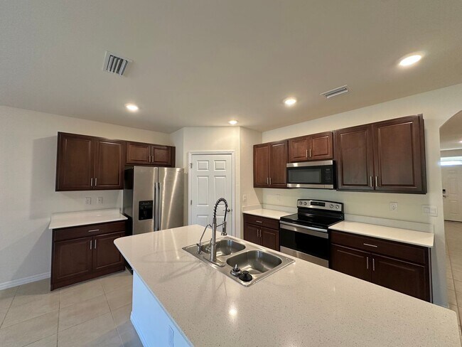 Building Photo - Beautiful and Spacious 4-Bedroom, 2-Bath H...