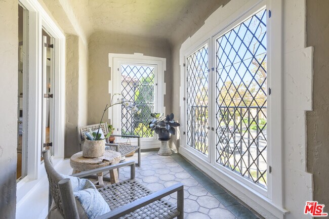 Foto del edificio - 148 S Orange Dr