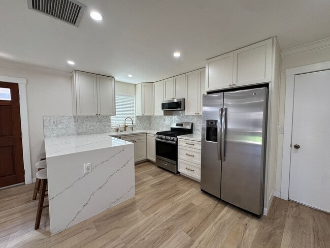 Foto del edificio - Renovated House for Rent