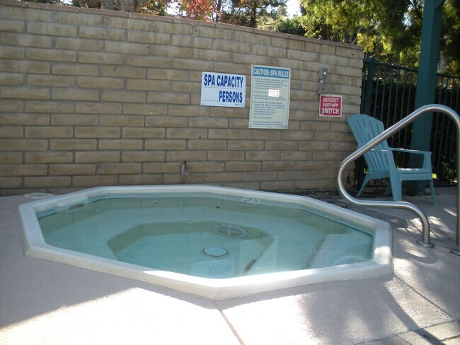 Foto del edificio - Remodeled large one bedroom - 2nd floor