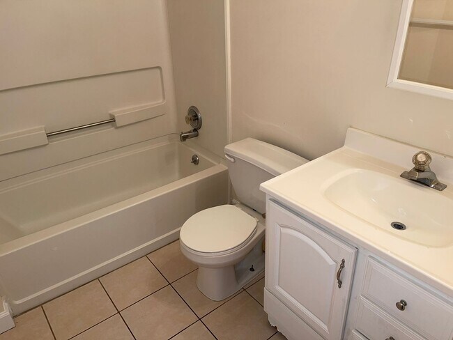 Building Photo - 2 Bedroom Home in Plaza Hills!