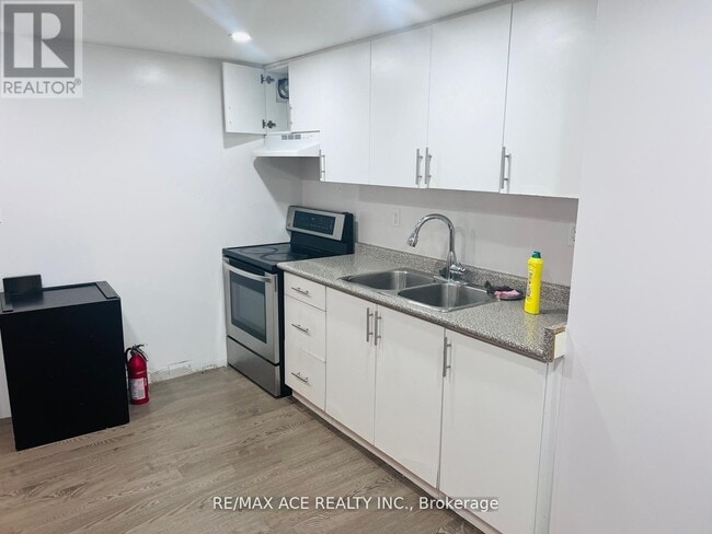 Building Photo - 15 Sedgemount Dr