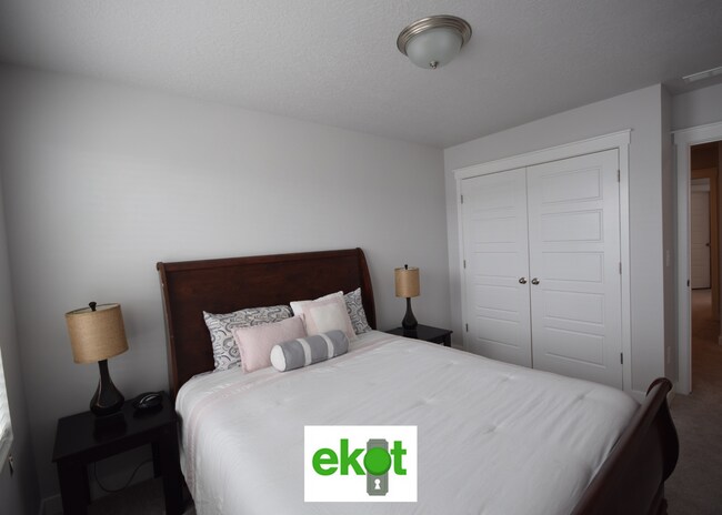 Foto del edificio - Spacious Townhome Near Shopping! 3 BD 2.5 BTH