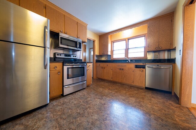Building Photo - 922 W 61st St