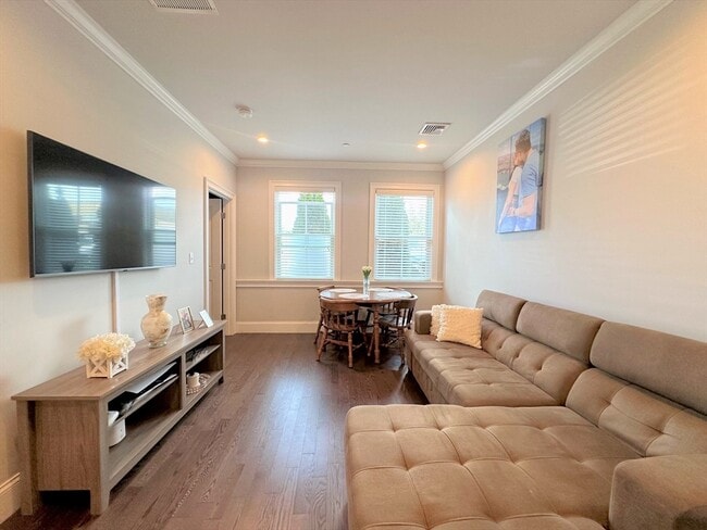 Building Photo - 371 Main St