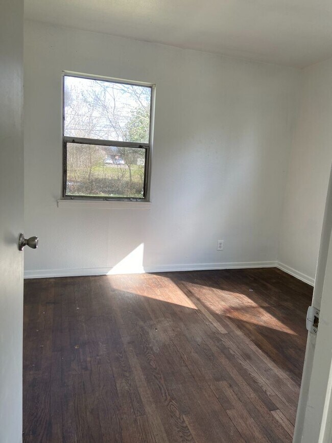 Foto del edificio - Three Bedroom Home For Lease