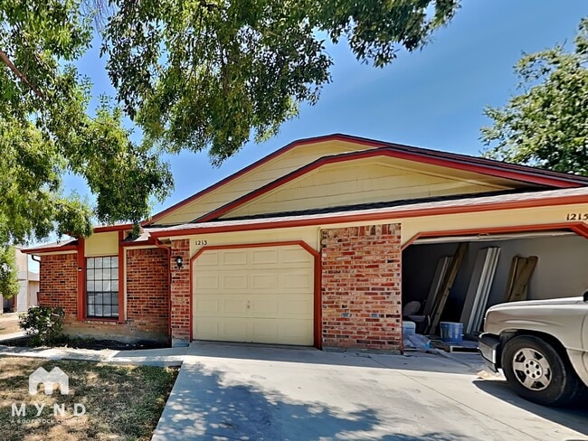 Building Photo - 1213 Hyridge St