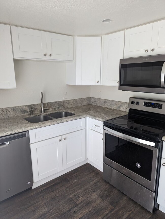 Building Photo - 1561 Stone Edge Cir