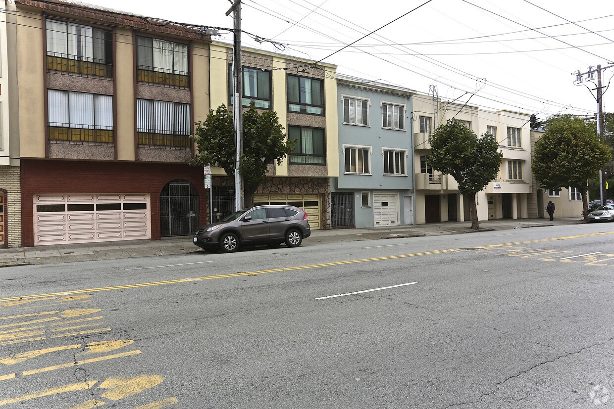 Building Photo - 5027 California St