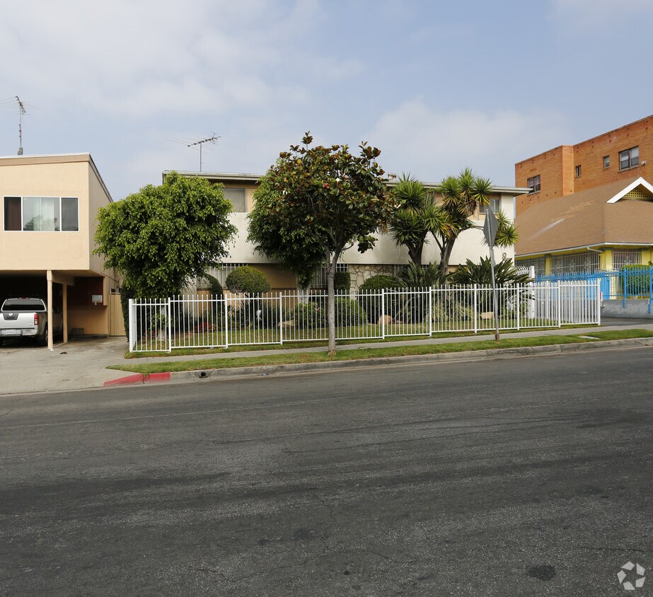 Building Photo - 853 S St Andrews Pl