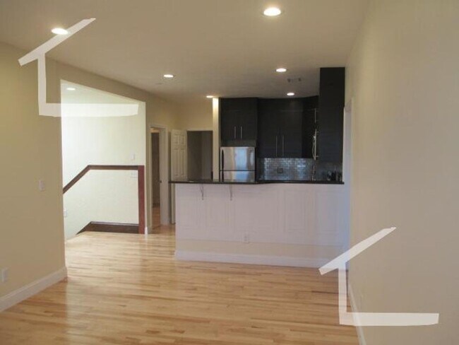 Foto del edificio - Huge, updated, sunny 5 bed in Coolidge Corner for 9/1!