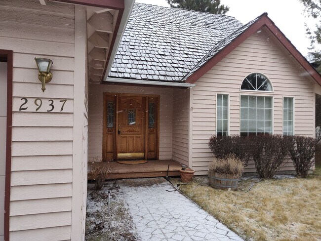 Foto del edificio - Spacious and charming, this two-story 4 be...