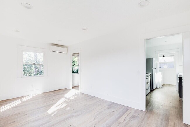 Building Photo - 984 Hyperion Ave