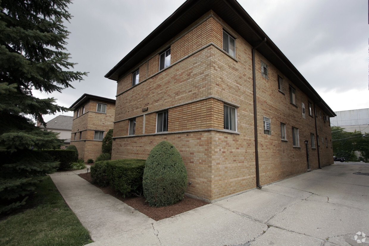129133 W Virginia St, Elmhurst, IL 60126 Apartments in Elmhurst, IL