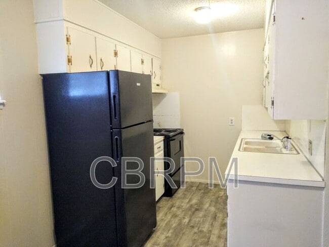 Building Photo - 1400 NE Mustang