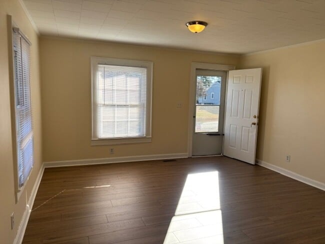 Building Photo - 1917