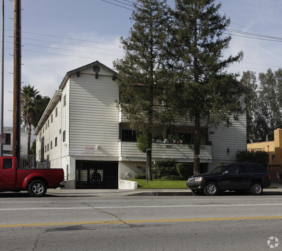 Foto principal - 6819 Whitsett Ave