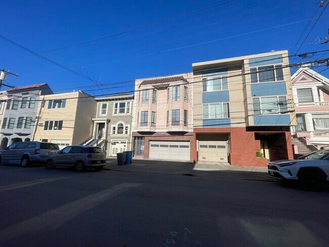 Building Photo - 2 Bedroom /1 Bathroom Apartment Steps from...