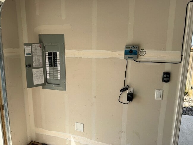 Building Photo - Quiet 3 bedroom/2.5 bathroom duplex!