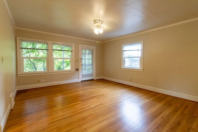 Building Photo - Bright One Bedroom Unit in Fourplex with V...