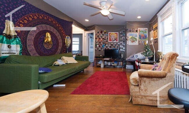 Building Photo - Huge 4 bed duplex near the Green Line and BU!