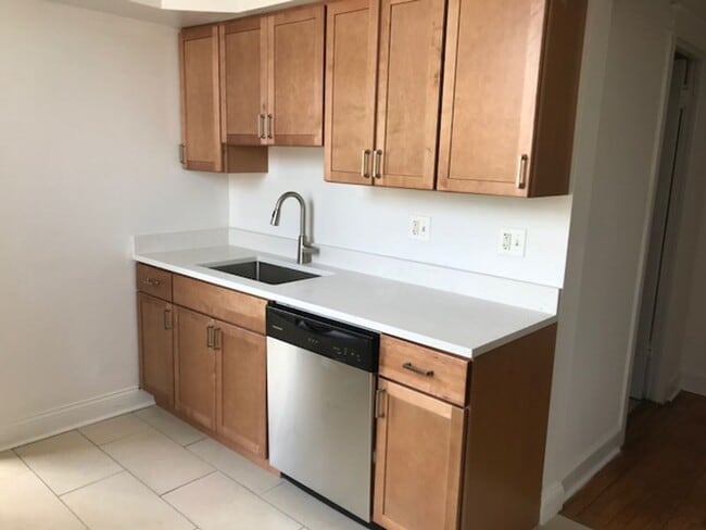 Building Photo - East Edgewater One Bed/One Bath + Den ~ He...
