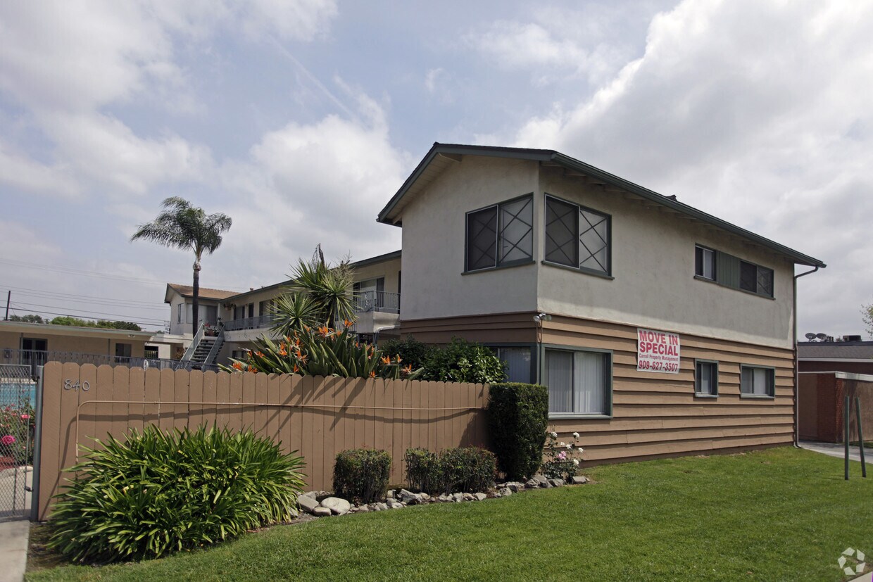Primary Photo - 840-850 N Campus Ave