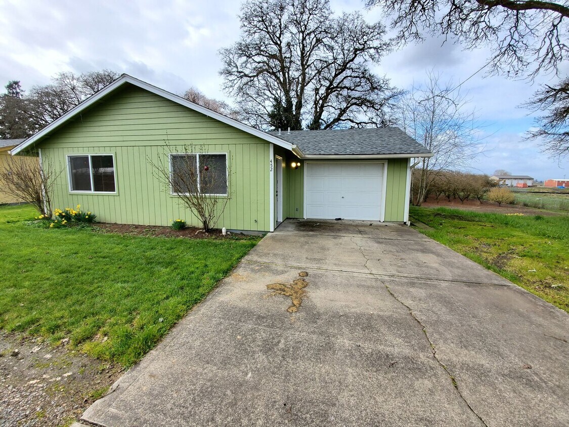 Primary Photo - 3 Bedroom Home with a Garage in Jefferson