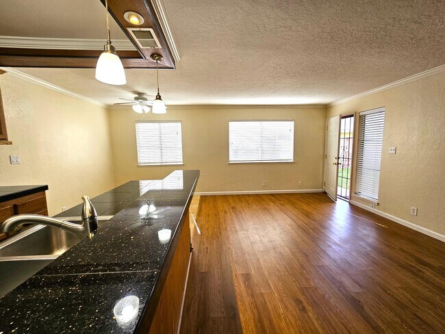 Building Photo - 2037 Benita Dr