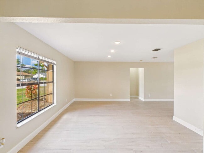 Foto del edificio - Spacious 3BR/2BA Home with Screened Lanai & 2-Car Garage