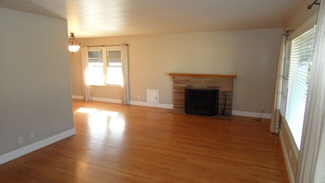 Foto del edificio - Old Towne Orange, Hardwood floors, Single Story House 3BR 2BA  2 car garage
