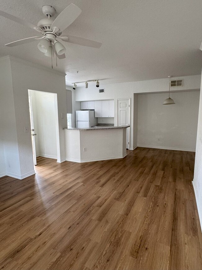 Building Photo - Downstairs spacious 1 bedroom in gated Azu...